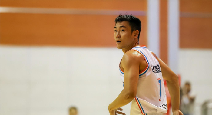 乐鱼app英超赛程吃紧，山东男篮赛前主帅复盘，更衣室稳定，阵容厚度经受考验的简单介绍